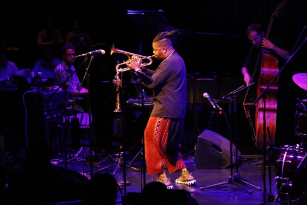 「クリスチャン・スコット、大阪公演のレポートが到着 “シーンの最先端を突き進むサウンド”」1枚目/7