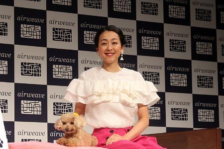 「浅田真央、愛犬エアロとＣＭ共演で笑顔　「マサルよりも」と“わが子”をアピ－ル」1枚目/1