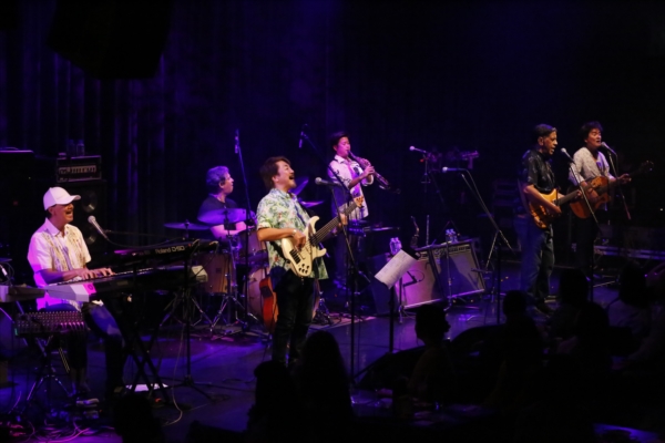 「カラパナ、大阪での来日公演ライブレポートが到着“ステージを鮮やかに彩るハワイアンビート”」1枚目/9