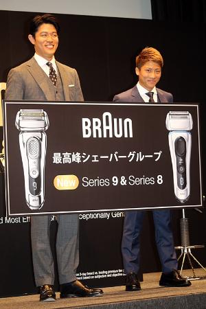 「鈴木亮平、井上尚弥とファイティングポ－ズ　「ひょっとすると勝てるんじゃないか」」1枚目/1