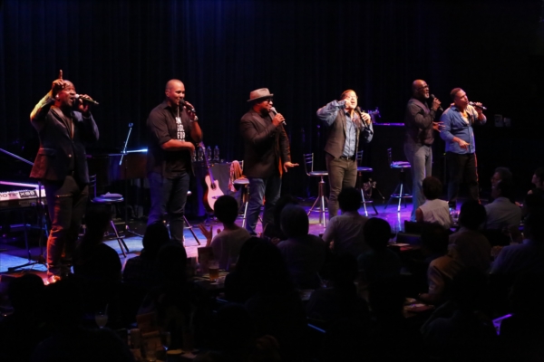 「＜ライブレポート＞テイク6、世代を越えて聴く者の胸を打つ極上カバーの連続」1枚目/4