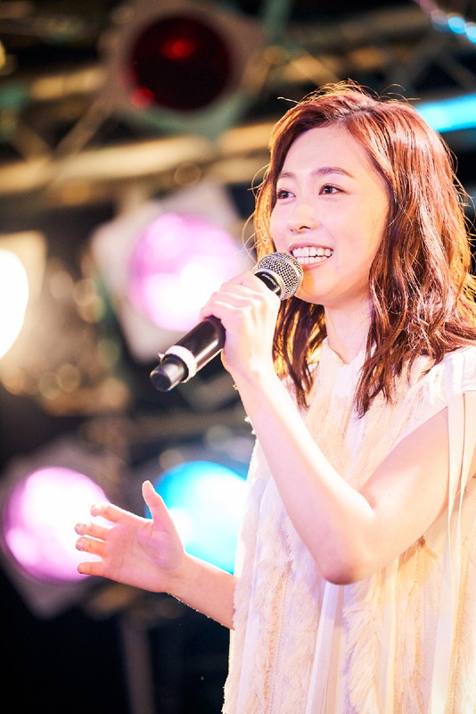 「福原遥、親友・堀田真由がサプライズ登場したソロデビューイベントで涙」1枚目/7