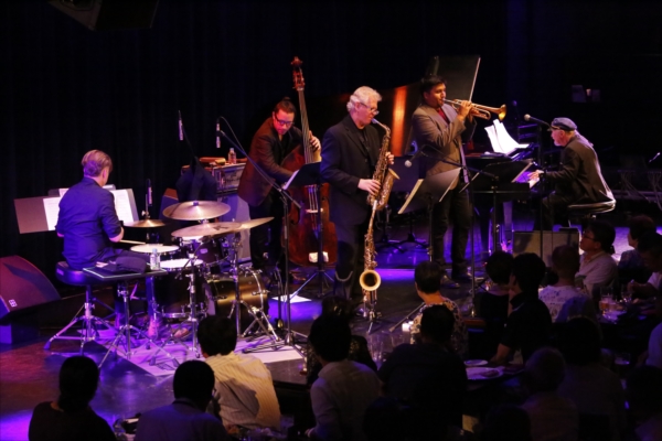 「＜ライブレポート＞マンハッタン・ジャズ・クインテット　35周年の軌跡を体感できる圧倒的なステージ 」1枚目/7