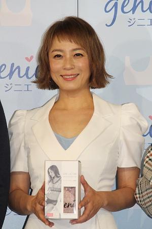 「佐藤仁美、結婚質問に笑顔で会釈　４０歳の抱負は「明るく楽しく健康に」」1枚目/1