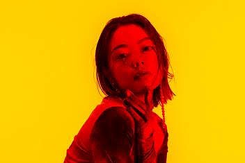 「安田レイ「アシンメトリー」MV公開、タイアップドラマ『モトカレマニア』放送スタート」1枚目/3