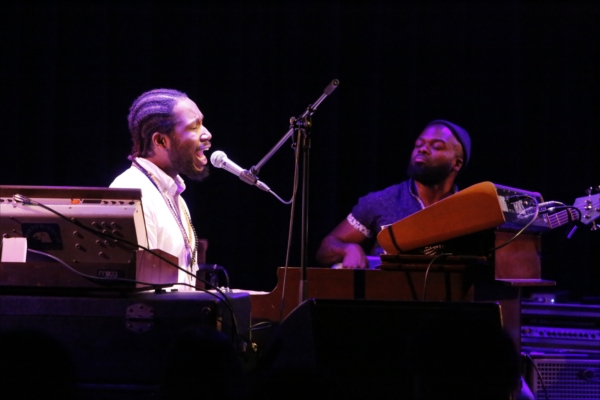 「＜ライブレポート＞コリー・ヘンリー、70年代ニューソウルを今に継承した至極のステージ」1枚目/8