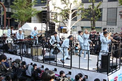 「スカパラ、大観衆の【御堂筋ランウェイ】で生パフォーマンス　」1枚目/5