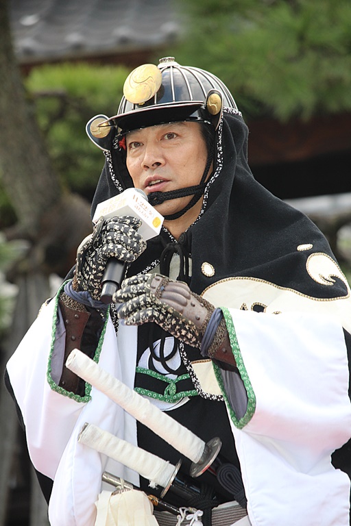 「堤真一、岡村隆史と忠臣蔵の聖地でヒット祈願　大石内蔵助の墓前で「申し訳ありませんでした」」1枚目/1