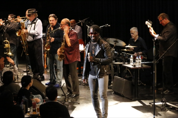 「タワー・オブ・パワー、昨年リリースのアルバムを携えたツアー初日の大阪公演をレポート」1枚目/9