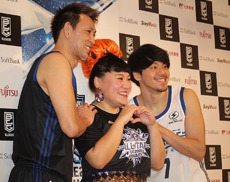 「バ－ビ－、人気バスケ選手に囲まれうっとり　「結婚するなら篠山竜青選手」」1枚目/1