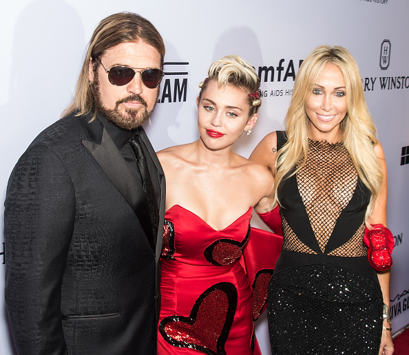 「マイリー・サイラス、父親や恋人とともに「オールド・タウン・ロード」を熱唱」1枚目/1