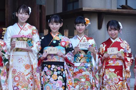 「飯豊まりえ、バカリズム作品への出演かなわず　新成人の１３人が晴れ着姿を披露」1枚目/1