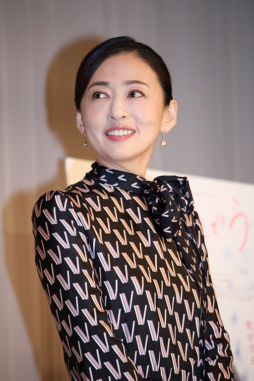 「松雪泰子「黒木華ちゃんは本当に天使だった」　『甘いお酒でうがい』で４０代の独身女性役」1枚目/1