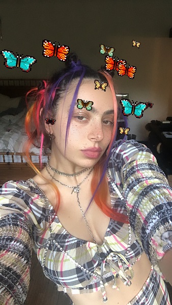 「チャーリーXCX、自宅制作の「フォーエバー」公式MV公開＆2ndシングル「クローズ」リリース」1枚目/2