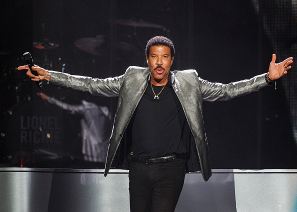 「ライオネル・リッチー、リリース35周年を迎えた「We Are The World」をケイティ・ペリーらと熱唱」1枚目/1