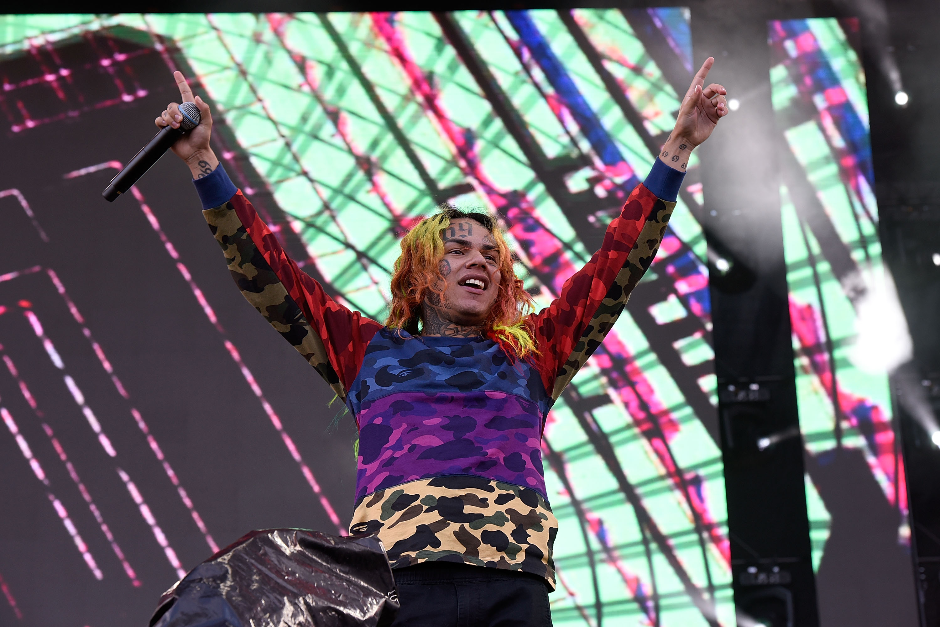 6ix9ine、自宅軟禁解除後に自由を謳歌する「Punani」MVを公開 | Daily