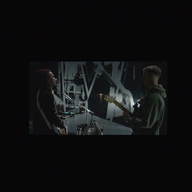 「FKJxトム・ミッシュ、コラボ曲「Losing My Way」のライブ映像公開」1枚目/1