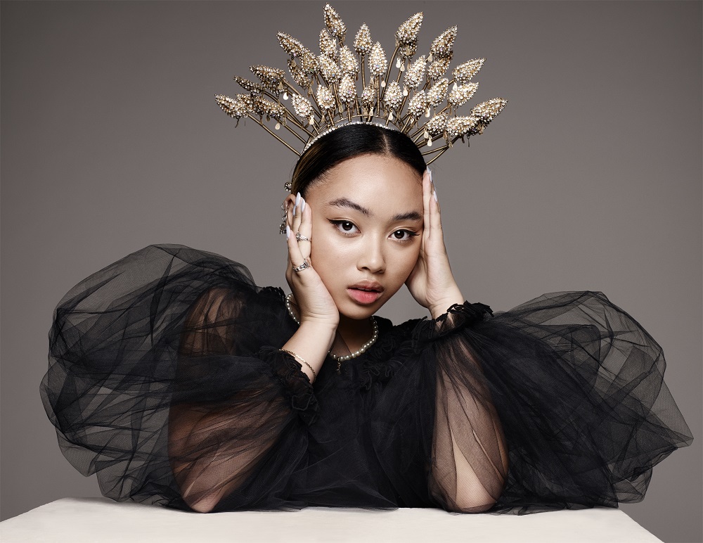 グリフ ほろ苦い失恋を歌った新曲 ブラック ホール をリリース Daily News Billboard Japan