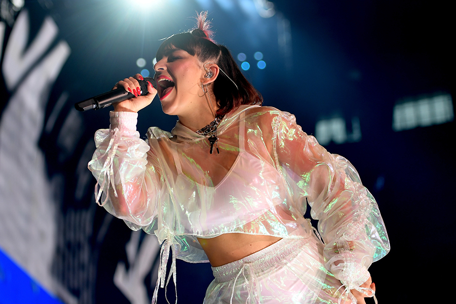 チャーリーXCX、The 1975＆ノー・ロームとのキャッチーなコラボ曲