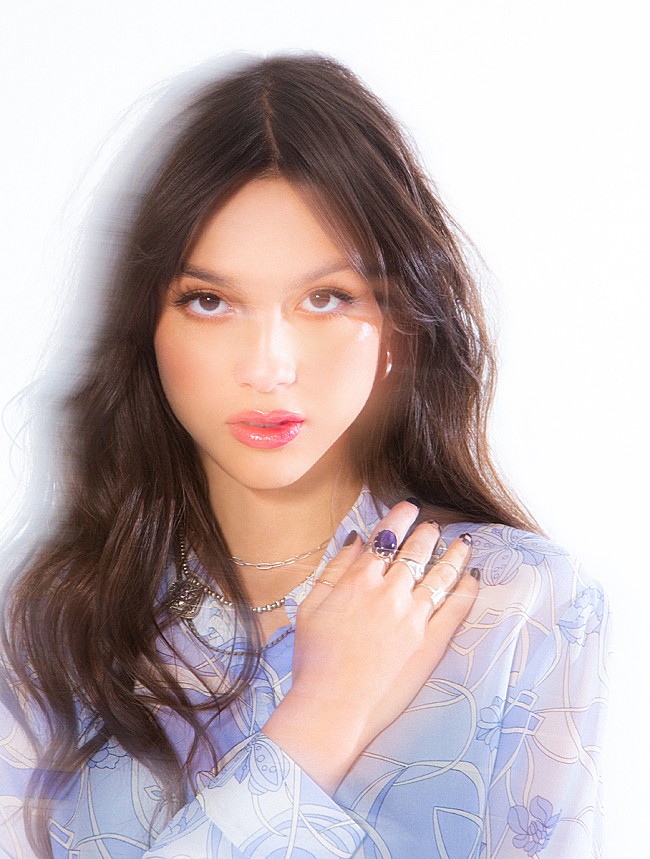 「オリヴィア・ロドリゴ、2ndシングル「deja vu」の和訳付きMV公開」1枚目/2