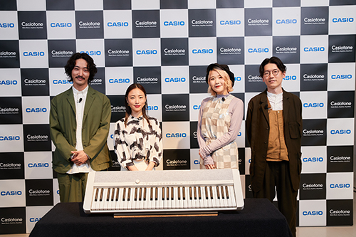 「Kan Sano、電子キーボード“Casiotone”新製品発表会にハラミちゃん、MEGUMI、上杉柊平と登場」1枚目/7
