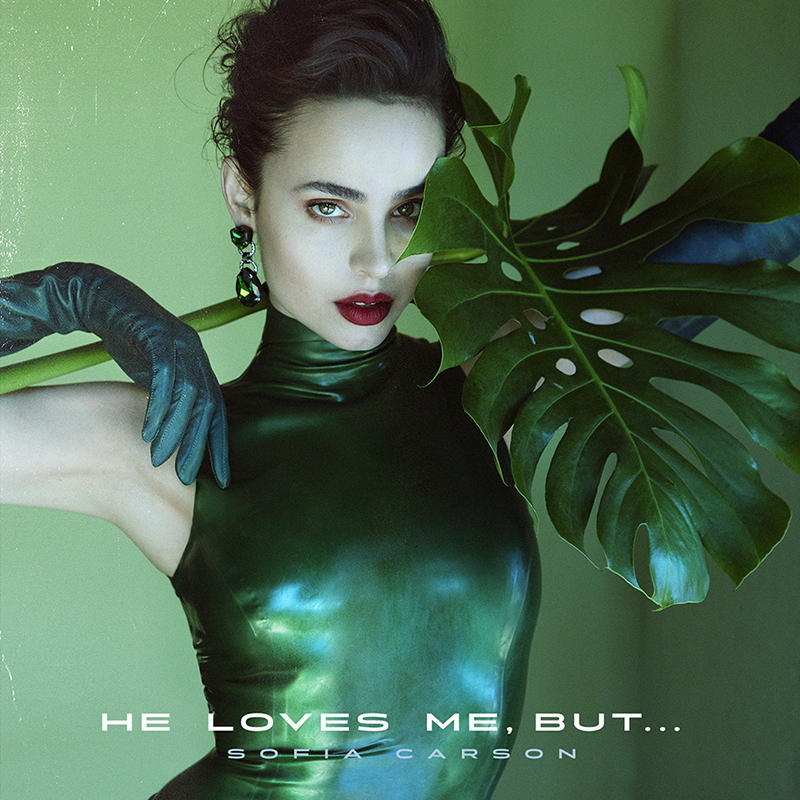 ソフィア・カーソン、新曲「He Loves Me, But…」で複雑で切ない恋愛感情を表現