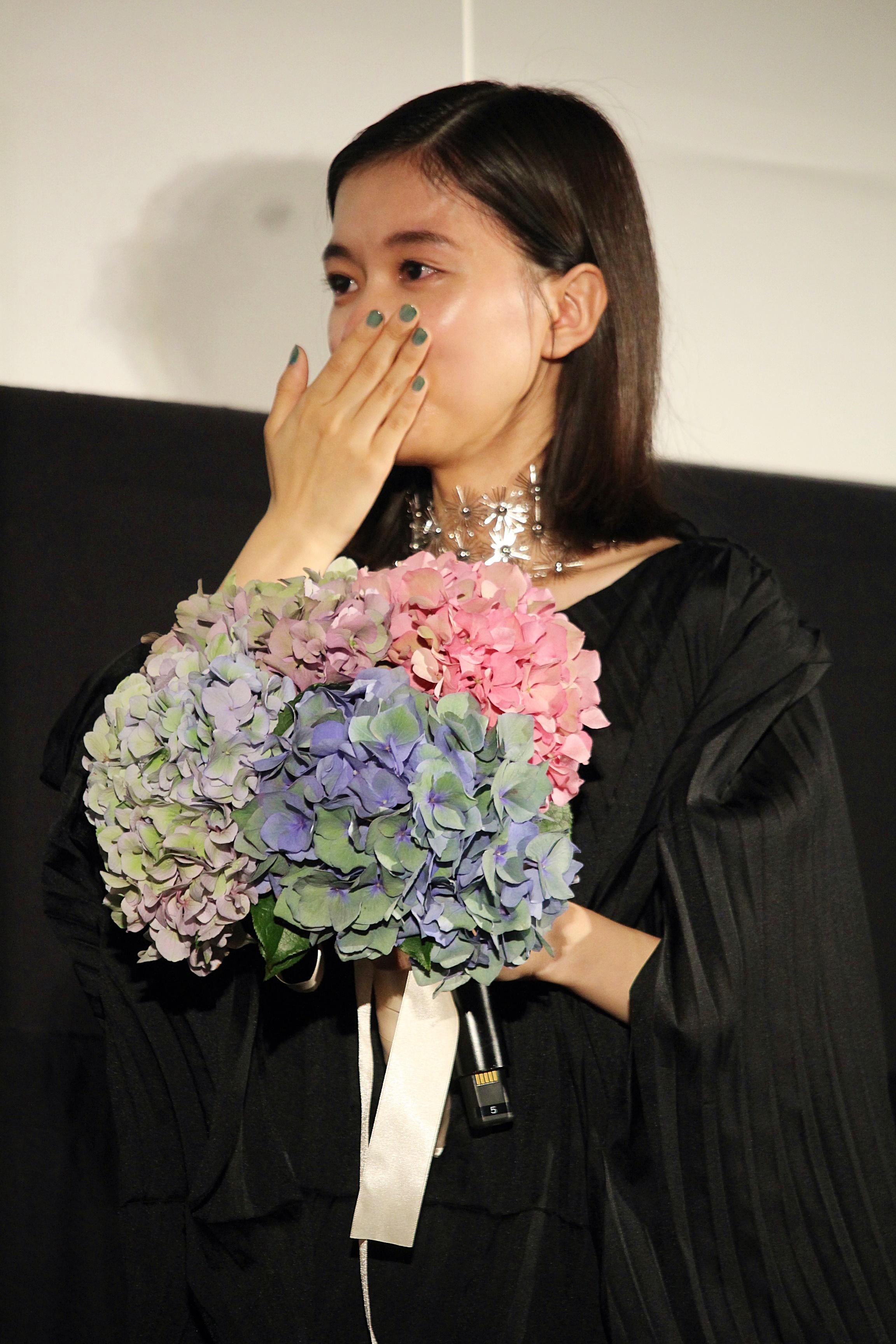 芳根京子 お見せできないレベルで泣いております 監督の言葉に これほど幸せなことはない Daily News Billboard Japan