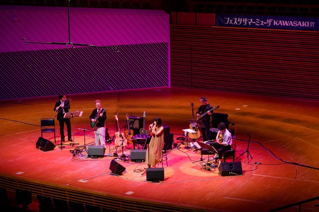 「＜ライブレポート＞渡辺香津美、デビュー50周年記念ライブで遊び心に満ちた意思を浮き上がらせる」1枚目/2