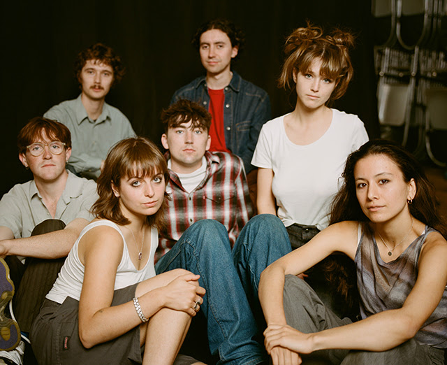 「ブラック・カントリー・ニュー・ロード、新曲「Chaos Space Marine」解禁「これまで書いた中でも最高の曲」」1枚目/2