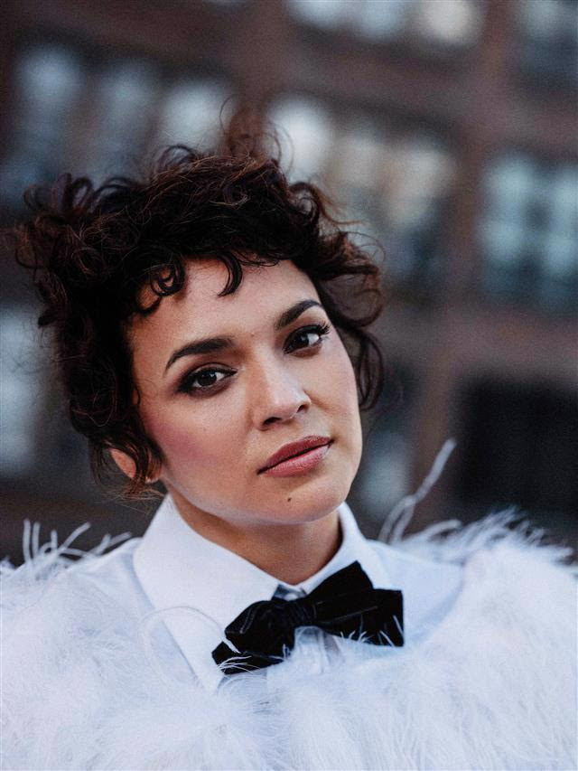 「ノラ・ジョーンズ、絵本作家むらかみさきとコラボした「クリスマス・コーリング」のファミリー向けMV公開」1枚目/2