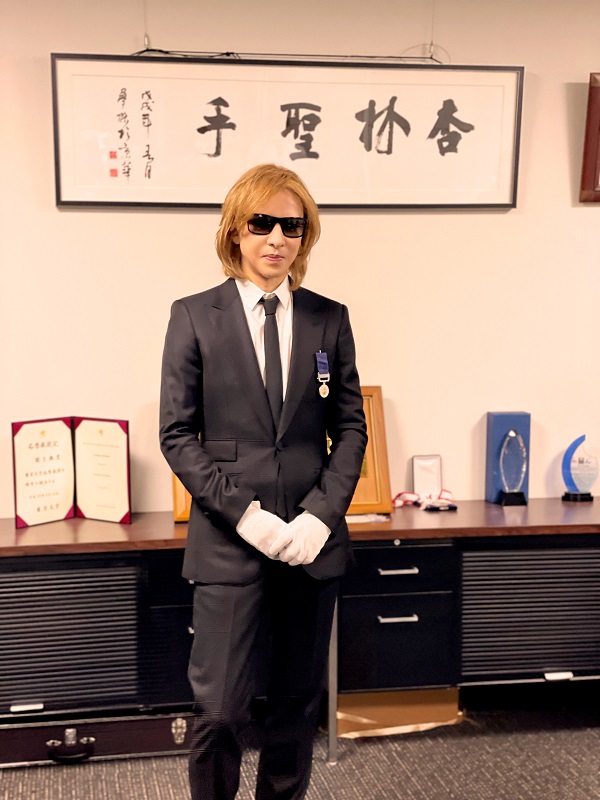 「YOSHIKI、紺綬褒章の受賞式に出席「少しでもみなさんの力になれるように」　」1枚目/8