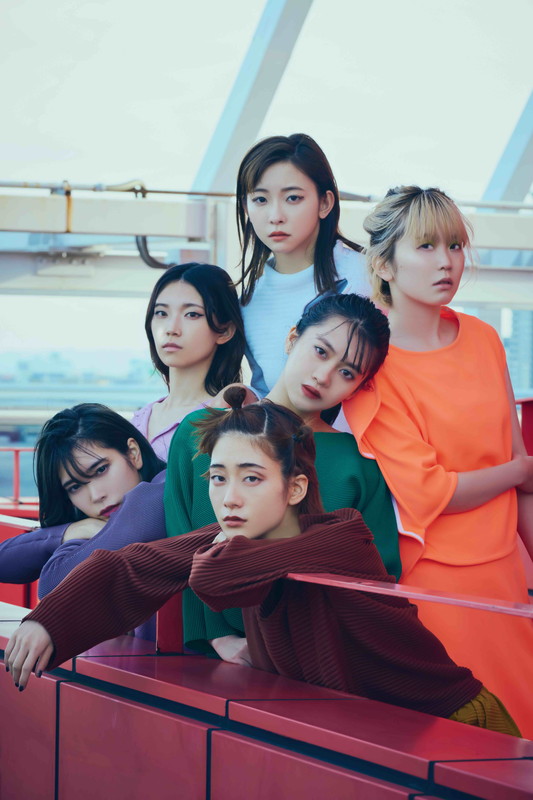 「EMPiRE、初公式フォトブック『EMPiREビジュアルブック ViBES』表紙写真解禁」1枚目/8