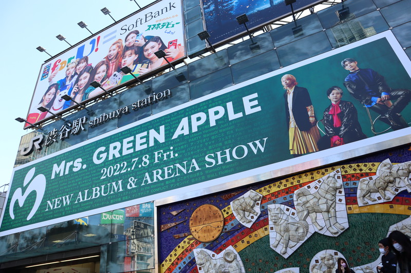Mrs. GREEN APPLE、渋谷駅前大型看板に登場 メンバーインスタ開設