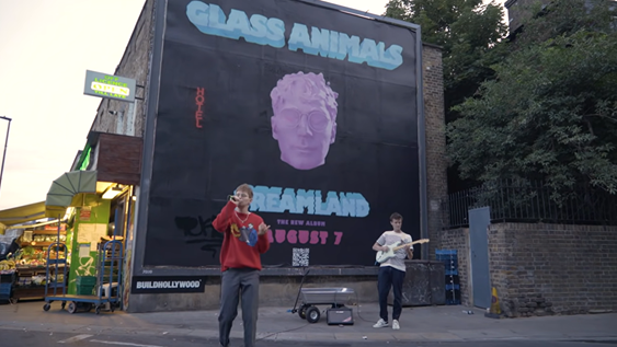 「グラス・アニマルズ、全米No.1曲「ヒート・ウェイヴス」の和訳付きパフォーマンス・ビデオ公開」1枚目/1