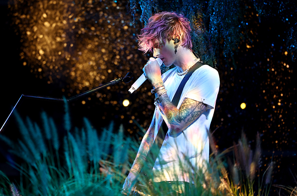 2022 #BBMAs】マシン・ガン・ケリー、ラブ・ソング「Twin Flame」を