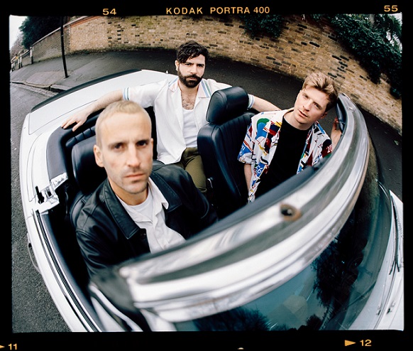 「フォールズ、ノスタルジックな新曲「2001」のMV公開「過去からの絵葉書のような感じ」」1枚目/2