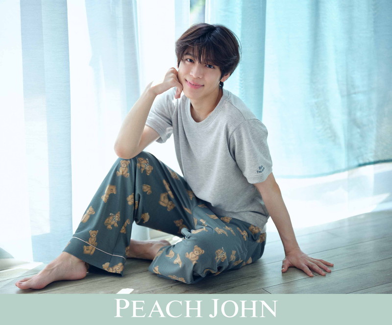 松島聡（Sexy Zone）が「PEACH JOHN」ルームウエアを着こなす