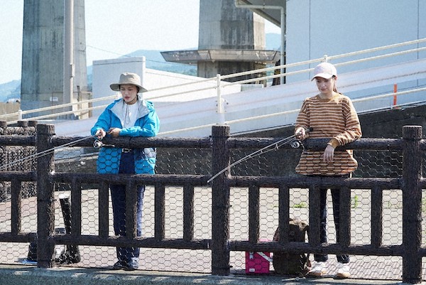 「「ちょい釣りダンディ」“凪子”臼田あさ美と“いつき”太田莉菜がベラ狙いで釣りへ　「さりげなく、釣り人のゴミ問題もあり、いいドラマ」」1枚目/1