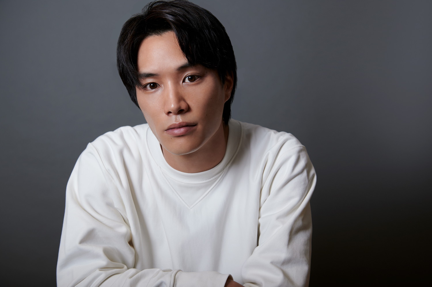鈴木伸之、Tani Yuukiが書下ろしたデビュー曲を語るオフィシャル