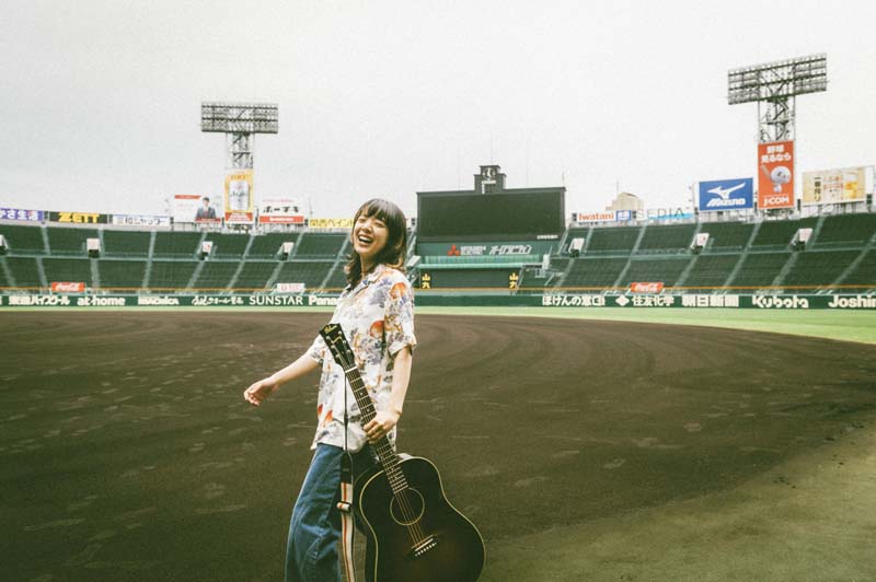 あいみょんが地元凱旋、甲子園での弾き語りライブに密着『NHK MUSIC