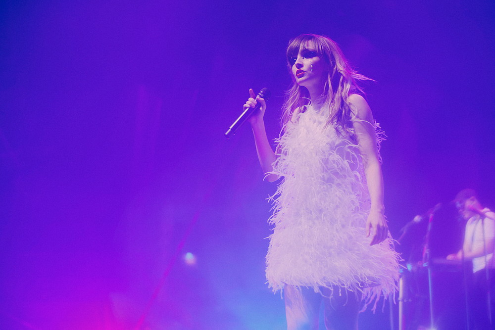 ライブレポート＞CHVRCHES、コンセプチュアルなステージを魅せた4年