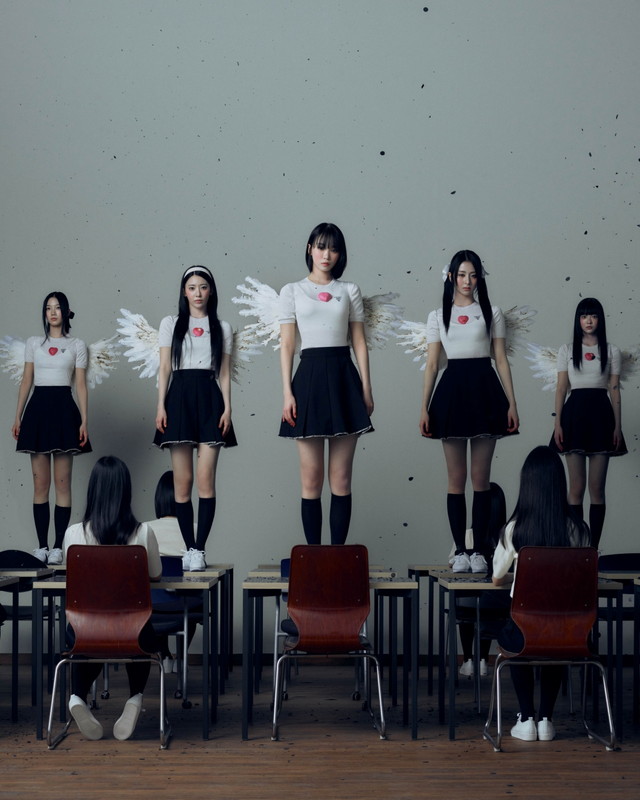 「LE SSERAFIM、1stアルバムのコンセプトフォト「BLOODY ROSE」バージョンを公開」1枚目/7