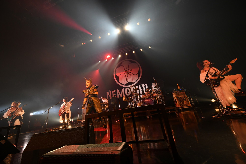 NEMOPHILA、デーモン閣下を迎えた対バンツアーファイナルの公式