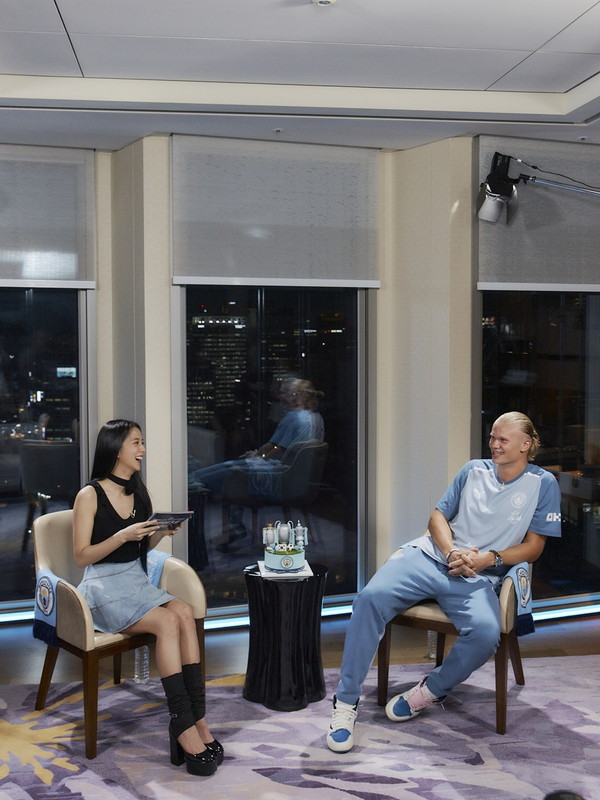 「BLACKPINKのジス、サッカー選手アーリング・ハーランドとトーク」1枚目/3