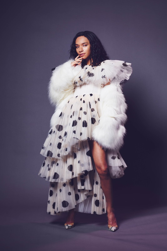 「『パリピ孔明』マリア・ディーゼル（女王蜂アヴちゃん）楽曲が配信リリース＆MVプレミア公開」1枚目/3