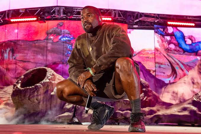 カニエ・ウェスト、トラヴィス・スコットのライブにサプライズ出演 