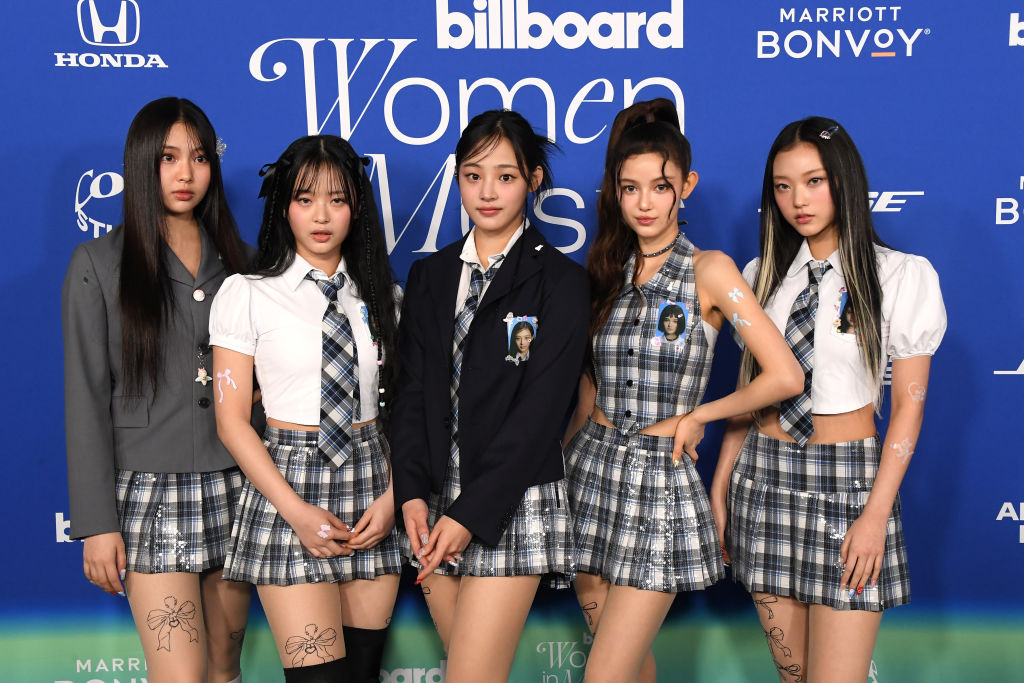 2024ビルボード・WIMアワード】NewJeans、完璧なシンクロ・ダンスで