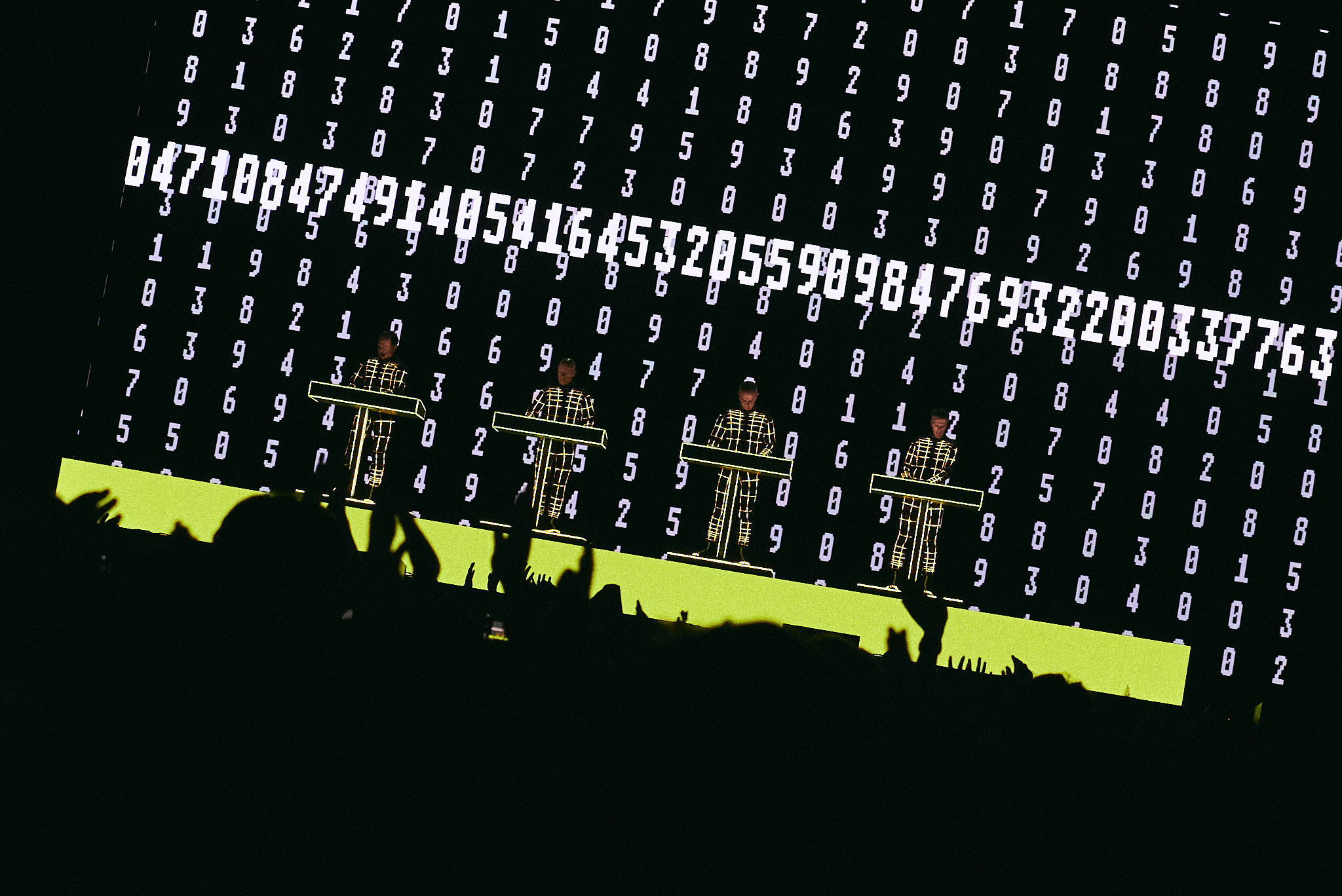 FRF '24】2日目はクラフトワークの爆音テクノ、感情を大爆発させた