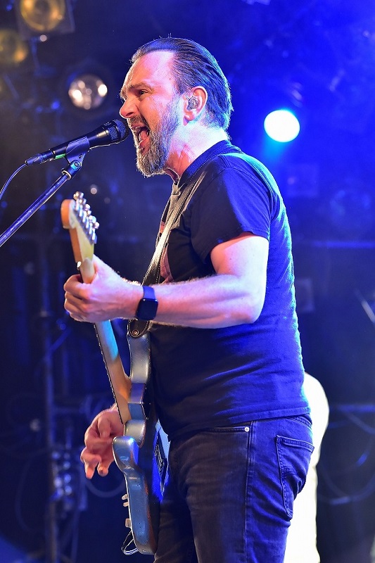 「ディジー・ミズ・リジーのティム・クリステンセン、来日公演初日のライブレポートが到着」1枚目/6