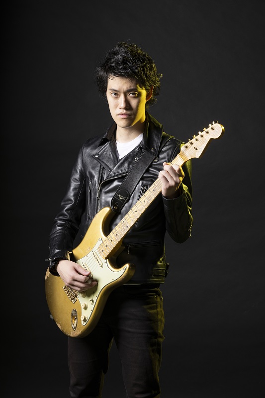 「粗品、スリーピース・バンド形態でEP『泣声夜』配信リリース＆今回も自身監督のMV公開」1枚目/3